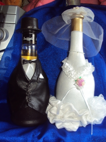 Декор свадебных бутылок.