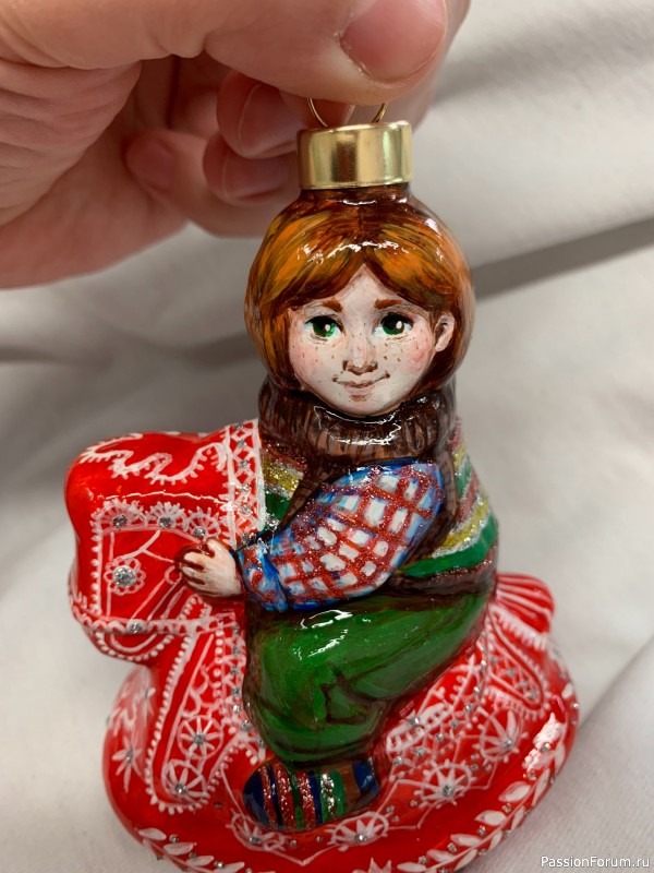 Елочная игрушка "Малыш на красной лошадке" Елочная игрушка "Малыш на красной лошадке"