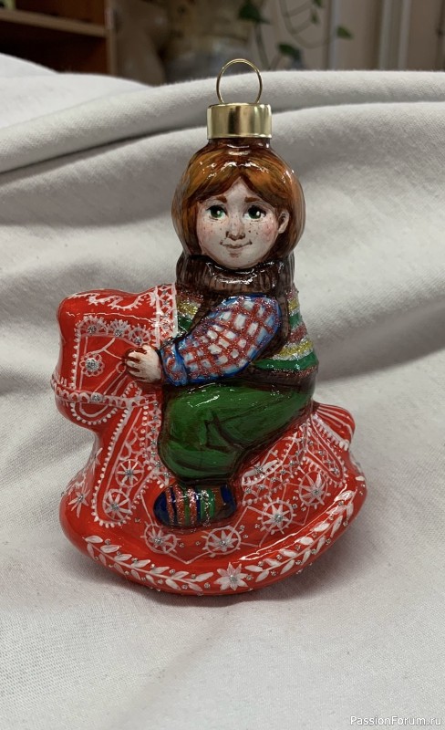 Елочная игрушка "Малыш на красной лошадке"