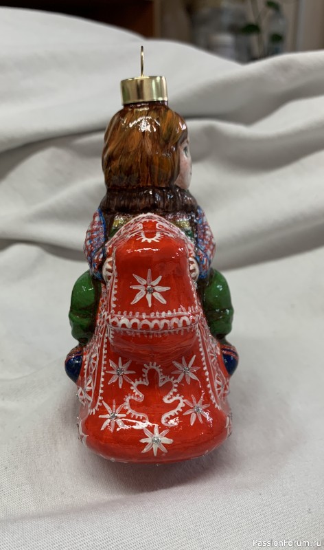 Елочная игрушка "Малыш на красной лошадке"