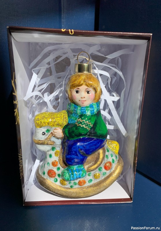 Мальчик на лошадке. Елочная игрушка с авторской росписью
