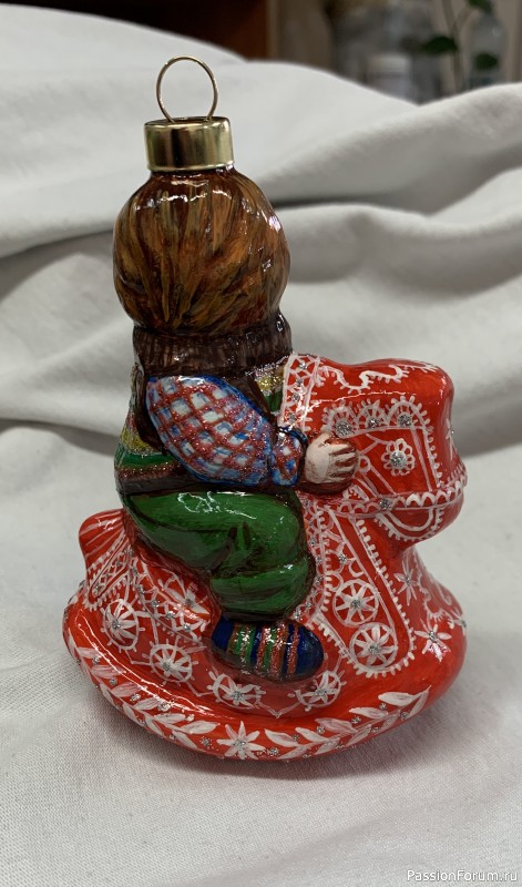 Елочная игрушка "Малыш на красной лошадке"