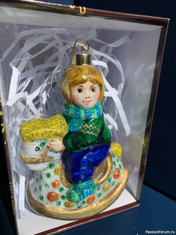 Мальчик на лошадке. Елочная игрушка с авторской росписью