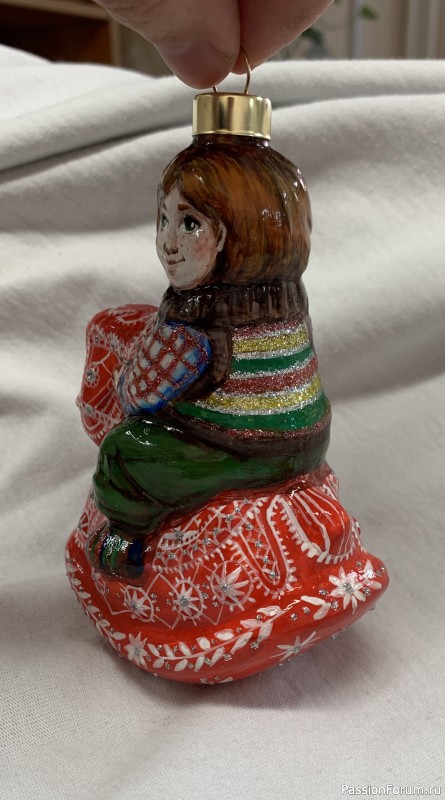 Елочная игрушка "Малыш на красной лошадке"