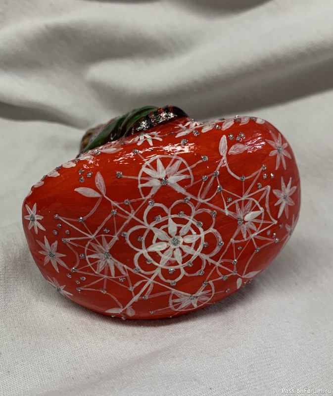 Елочная игрушка "Малыш на красной лошадке"