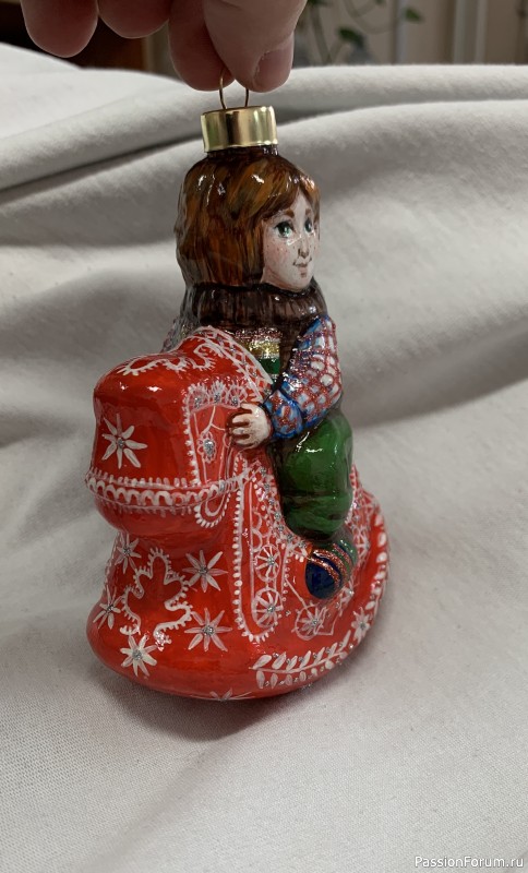 Елочная игрушка "Малыш на красной лошадке"