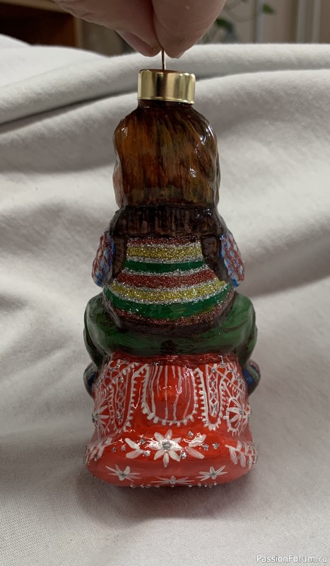 Елочная игрушка "Малыш на красной лошадке"