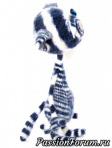 Вязаная игрушка кот полосатый синий с голубыми глазами