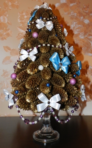 Ёлочка из еловых шишек