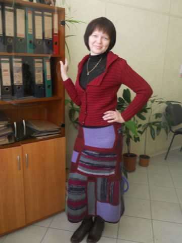 Из остатков пряжи разными узорами, на спицах, крючком, на машинке, всяко-разно навязала детальки, а потом всяко-разно соединила. Дочери не понравилась, а я наслаждаюсь в ней в холода. Кофточку уже потом к ней связала. Из остатков пряжи разными узорами, на спицах, крючком, на машинке, всяко-разно навязала детальки, а потом всяко-разно соединила. Дочери не понравилась, а я наслаждаюсь в ней в холода. Кофточку уже потом к ней связала.