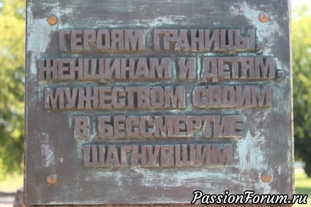 Все, от мала до велика, защищали эту крепость. Я восторгаюсь их мужеством! Все, от мала до велика, защищали эту крепость. Я восторгаюсь их мужеством!