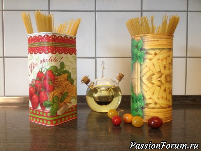 Раньше из такой же салфетки оформляла банку под спагетти для родственницы. Думаю - увидит досочку, выпросит ... Подарю конечно ! Раньше из такой же салфетки оформляла банку под спагетти для родственницы. Думаю - увидит досочку, выпросит ... Подарю конечно !