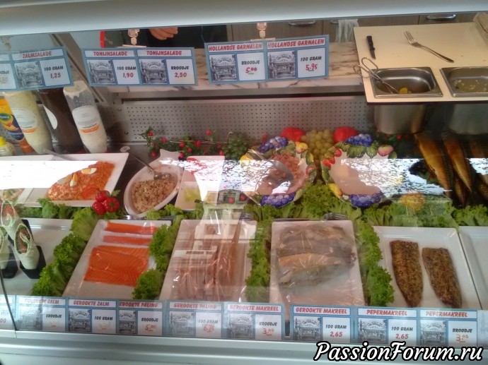 На площади перекусили вкуснющей селедочкой с луком. На площади перекусили вкуснющей селедочкой с луком.
