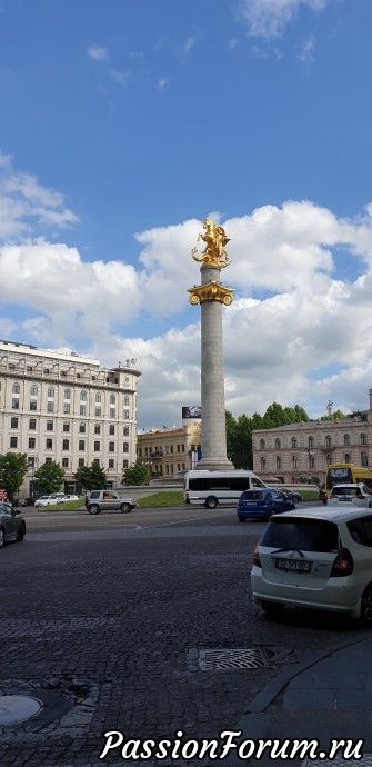 Недалеко от этой площади находится театр в котором служит Миша. Недалеко от этой площади находится театр в котором служит Миша.