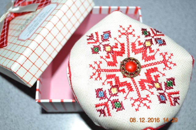 Открываю и чуть не падаю! КРАСОТА!!!! НЕт слов, чтобы это описать. Да, я писала в своих желаниях, что хотела бы игольницу,НО В ТАКУЮ ЖАЛКО ИГОЛКИ ТЫКАТЬ!!!!! Рени в письме написала (Да-да , еще и письмо есть!) , что вышивала игольницу в болгарском национальном стиле, чтобы и мне досталось тепло этой солнечной страны)) Открываю и чуть не падаю! КРАСОТА!!!! НЕт слов, чтобы это описать. Да, я писала в своих желаниях, что хотела бы игольницу,НО В ТАКУЮ ЖАЛКО ИГОЛКИ ТЫКАТЬ!!!!! Рени в письме написала (Да-да , еще и письмо есть!) , что вышивала игольницу в болгарском национальном стиле, чтобы и мне досталось тепло этой солнечной страны))
