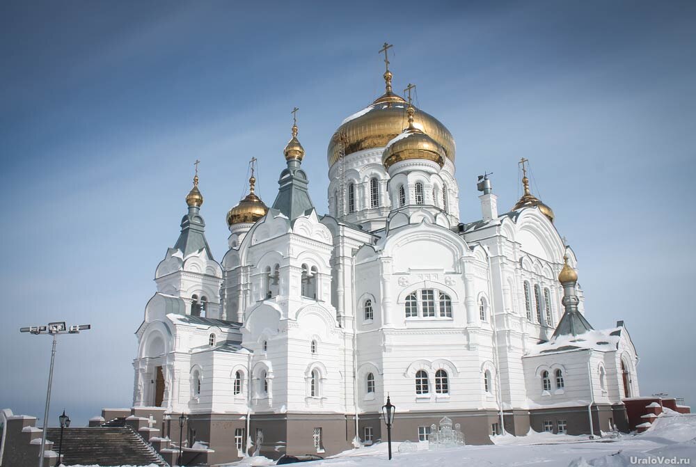 Крестовоздвиженский собор Белогорского Николаевского монастыря под Пермью.