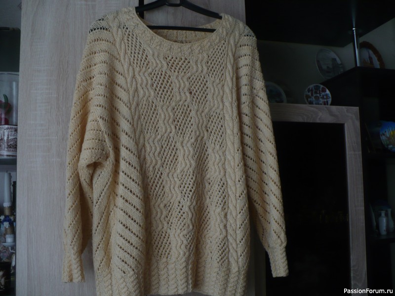 Бежевый пуловер