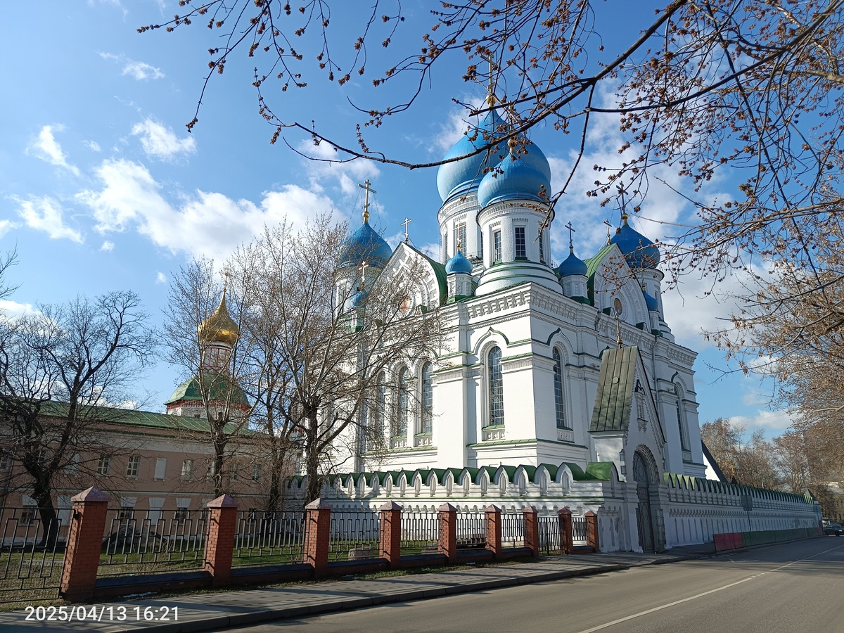 Тринадцатиглавый храм Иверской иконы Божией Матери находится в московском Николо-Перервинском монастыре