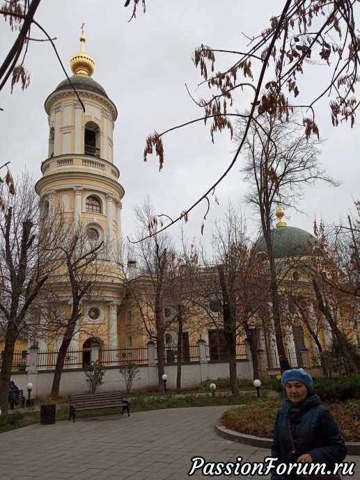 Встретилась в центре необыкновенно красивая церковь Всех Скорбящих Радость, памятник архитектуры (построена в 1790 году арх. В.И.Баженовым, перестроена в 1833 – арх. О.И. Бове), в которой захотелось поставить свечу в память о маме мужа. Уже потом прочитала ее историю, прочитала и о том, что перед Образом Богоматери Всех Скорбящих Радость могут молиться неправославные верующие.
«Я поведу тебя в музей!» - сказала мне сестра, и мы с ней устремились в Третьяковку. Когда уставшие, но впечатленные, вышли из музея, я услышала глубокомысленный вывод сестры о том, что мои пристрастия в изобразительном искусстве поменялись. Она наблюдала за тем, к каким картинам я подходила в первую очередь и где задерживалась подолгу. Оказалось, что волей или неволей я преимущественно «рвалась» в этот раз к натюрмортам и работам, на которых изображены дети. Наверное, психологи смогли бы сделать какие-то выводы. Надеюсь, неплохие :). Я же просто кое-что из сохраненного в телефоне представлю вам. Встретилась в центре необыкновенно красивая церковь Всех Скорбящих Радость, памятник архитектуры (построена в 1790 году арх. В.И.Баженовым, перестроена в 1833 – арх. О.И. Бове), в которой захотелось поставить свечу в память о маме мужа. Уже потом прочитала ее историю, прочитала и о том, что перед Образом Богоматери Всех Скорбящих Радость могут молиться неправославные верующие.
«Я поведу тебя в музей!» - сказала мне сестра, и мы с ней устремились в Третьяковку. Когда уставшие, но впечатленные, вышли из музея, я услышала глубокомысленный вывод сестры о том, что мои пристрастия в изобразительном искусстве поменялись. Она наблюдала за тем, к каким картинам я подходила в первую очередь и где задерживалась подолгу. Оказалось, что волей или неволей я преимущественно «рвалась» в этот раз к натюрмортам и работам, на которых изображены дети. Наверное, психологи смогли бы сделать какие-то выводы. Надеюсь, неплохие :). Я же просто кое-что из сохраненного в телефоне представлю вам.