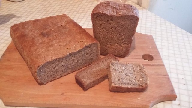 хлеб бездрожжевой "Ржаной с семечками,кунжутом и семенем льна" и хлеб "Дарницкий" хлеб бездрожжевой "Ржаной с семечками,кунжутом и семенем льна" и хлеб "Дарницкий"