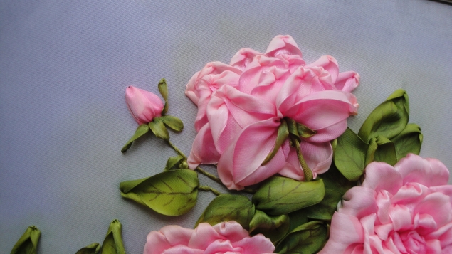 Картина вышитая лентами Розовые розы