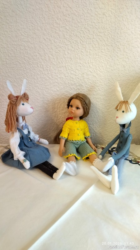 Ночная пижамка для Паолы (рост 32 см), связанная спицами