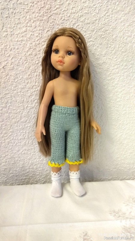 Ночная пижамка для Паолы (рост 32 см), связанная спицами