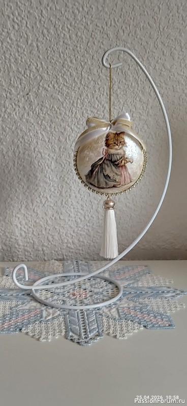 Вязаное спицами платьице для Паолы из секционной пряжи.