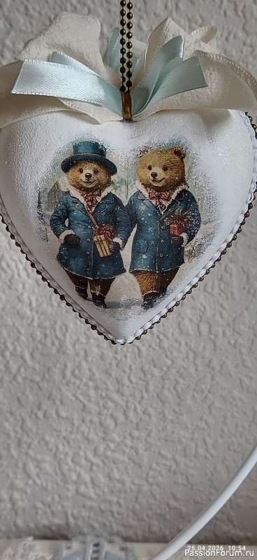 Вязаное спицами платьице для Паолы из секционной пряжи.