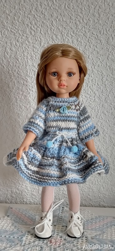 Вязаное спицами платьице для Паолы из секционной пряжи.