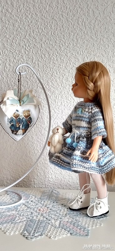 Вязаное спицами платьице для Паолы из секционной пряжи.