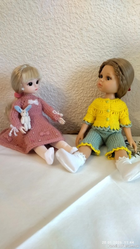 Ночная пижамка для Паолы (рост 32 см), связанная спицами