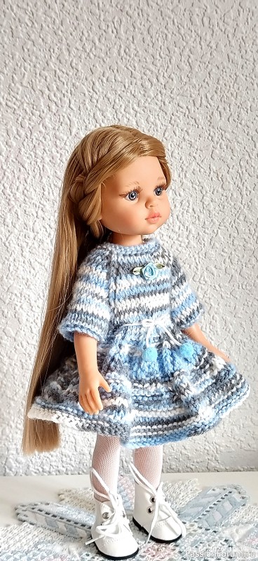 Вязаное спицами платьице для Паолы из секционной пряжи.