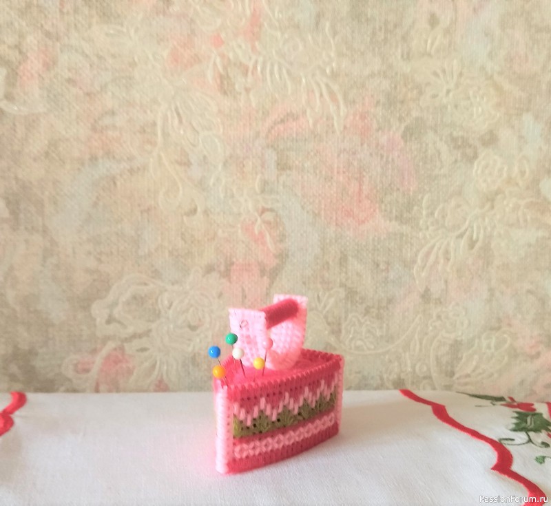 Миниатюрная игольница &quot;Утюжок&quot;, вышивка на пластиковой канве