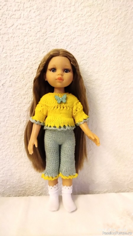 Ночная пижамка для Паолы (рост 32 см), связанная спицами