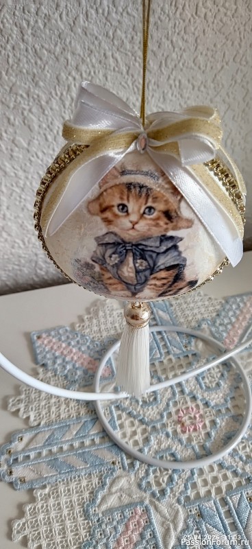 Вязаное спицами платьице для Паолы из секционной пряжи.