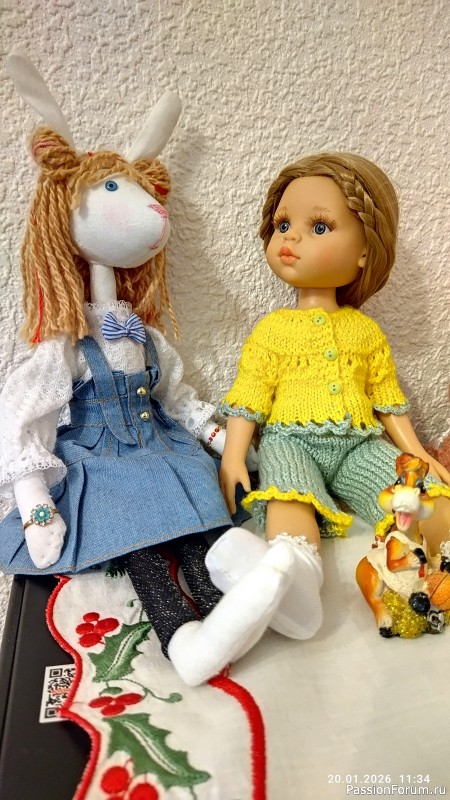 Ночная пижамка для Паолы (рост 32 см), связанная спицами