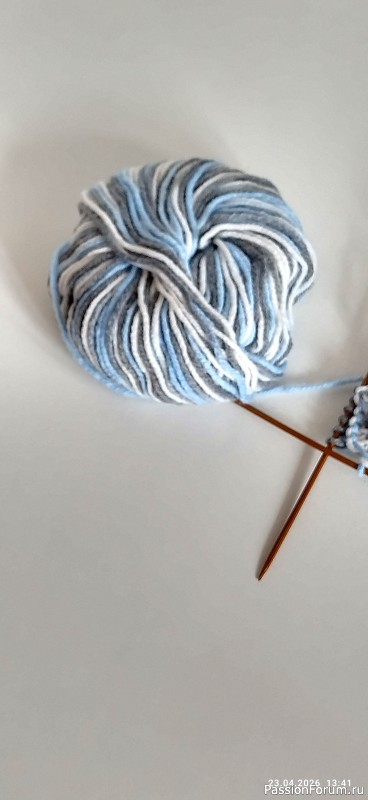 Вязаное спицами платьице для Паолы из секционной пряжи.