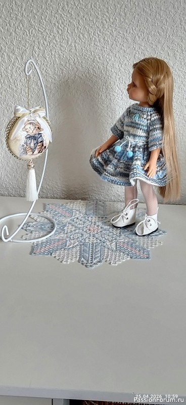 Вязаное спицами платьице для Паолы из секционной пряжи.