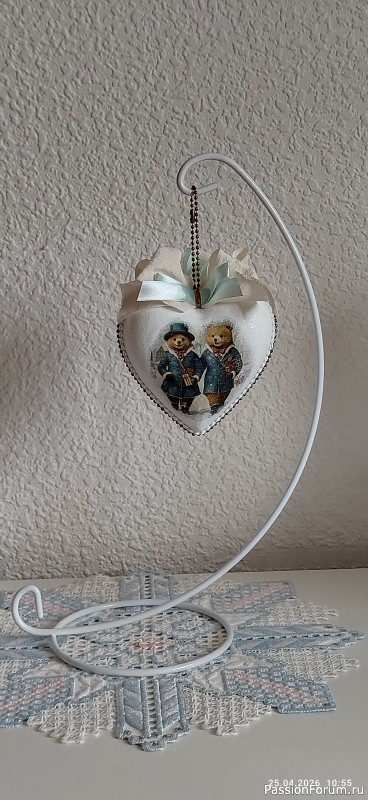 Вязаное спицами платьице для Паолы из секционной пряжи.