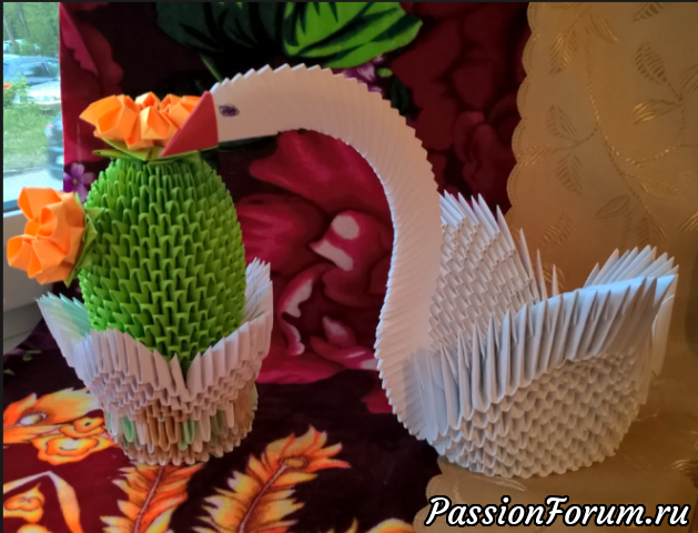Модульное оригами. Мои пробные работы: кактус в горшочке и лебедь.