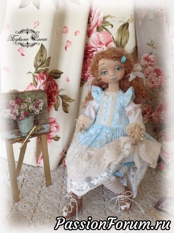 Нюсечка маленькая художница, но ооочень талантливая, коллекционная текстильная куколка.