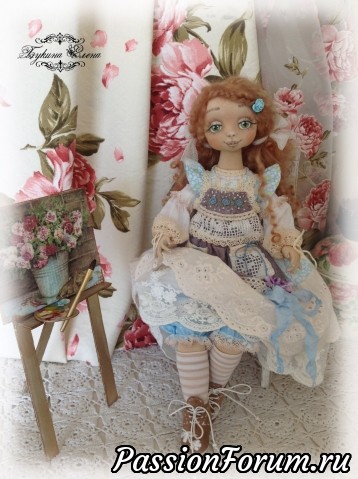 Нюсечка маленькая художница, но ооочень талантливая, коллекционная текстильная куколка.