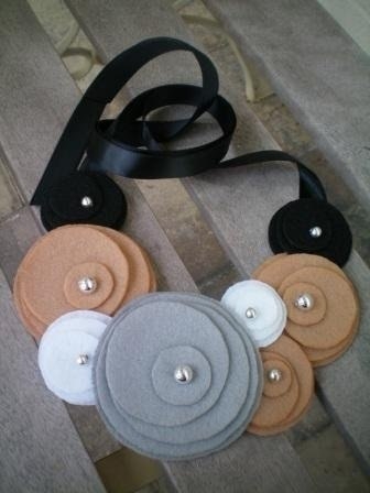 Оригинальные украшения из фетровых кружочков