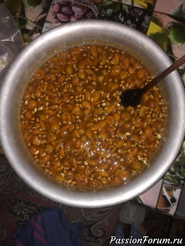 Варенье из абрикос с зёрнышками