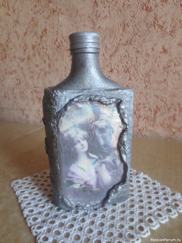 И снова бутылочка.