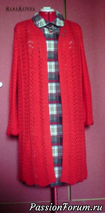 Осеннее вязаное красное пальто