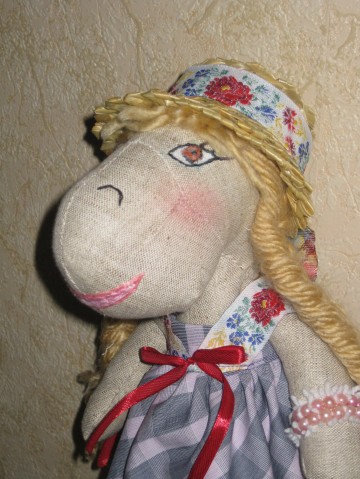Текстильная лошадка в шляпке