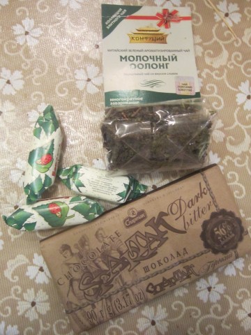 Мои любимые сладости и мой любимый чай(вот как она могла догадаться про чай!!!!Попробывав раз пила бы и пила только его,но дорогущий он....) Мои любимые сладости и мой любимый чай(вот как она могла догадаться про чай!!!!Попробывав раз пила бы и пила только его,но дорогущий он....)