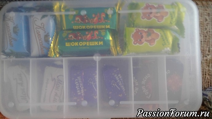 Причем конфеты лезли буквально из всех щелей)))В контейнере который милая Светлана просила подарить мужу( это мы еще поглядим на его поведение))))И вообще я "ЖАДИНА"")) Причем конфеты лезли буквально из всех щелей)))В контейнере который милая Светлана просила подарить мужу( это мы еще поглядим на его поведение))))И вообще я "ЖАДИНА""))